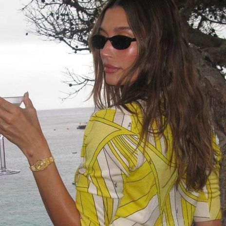Hailey Bieber está en Mallorca y lleva el pañuelo en la cabeza como tu madre en los 90 (a la perfección)