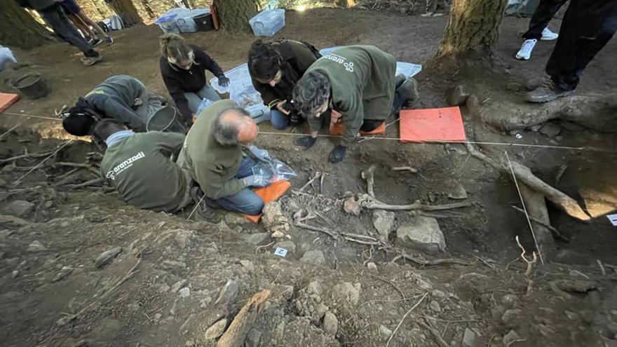 El equipo de Aranzadi trabajando en la fosa de Parasimón. | C. M. B.