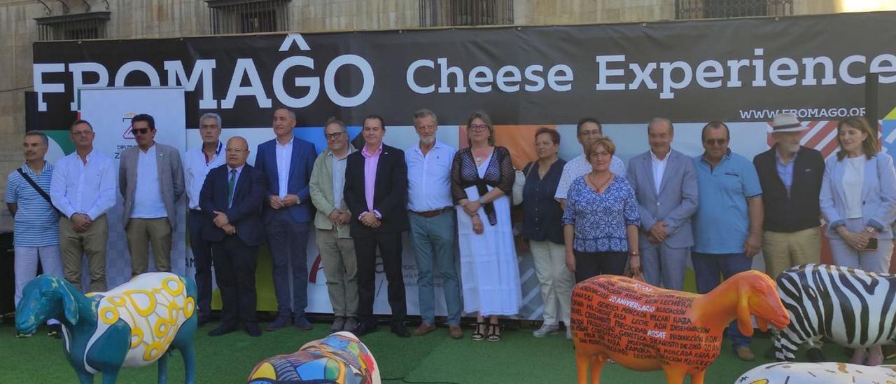 Foto de familia de autoridades, colaboradores y representantes de empresas, en León. | Cedida