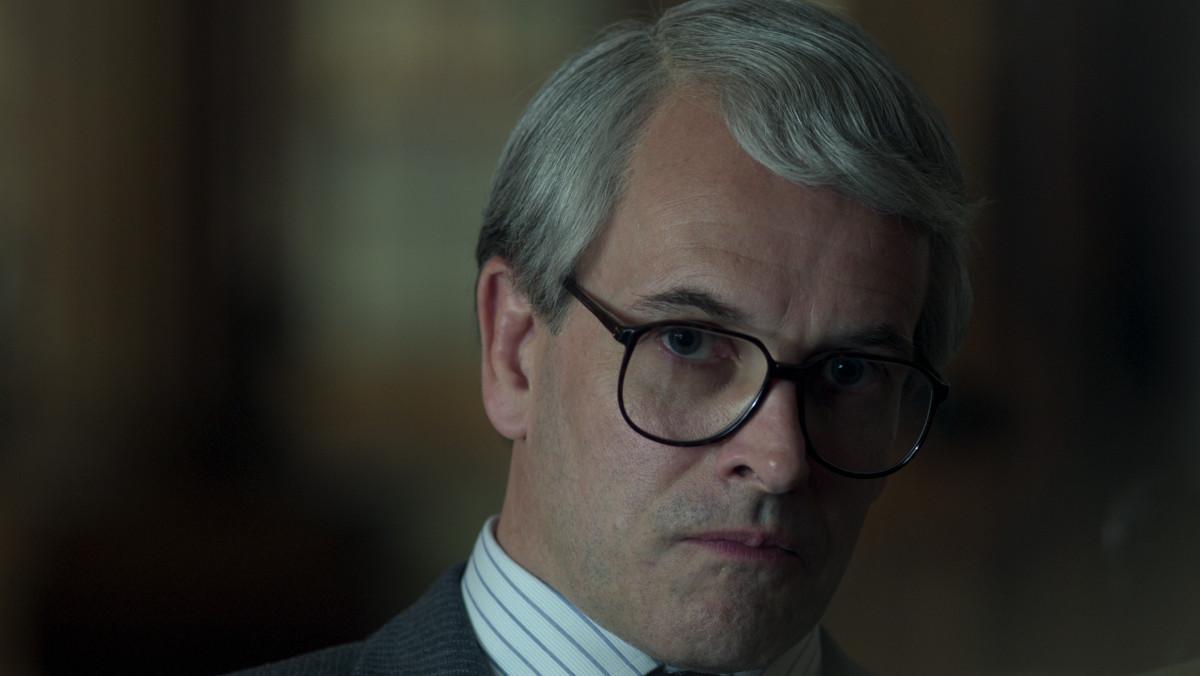 Jonny Lee Miller, como John Major, en 'The Crown 5'.