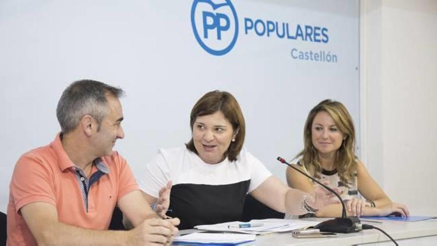 Miguel Barrachina, Isabel Bonig y Begoña Carrasco en la sede provincial del PP en Castelló.