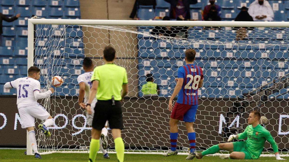 Momento en el que Fede
Valverde marca el 2-3
definitivo.  efe/julio muñoz