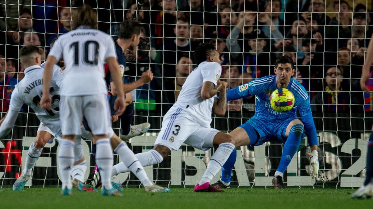 Sergi Roberto supera a la defensa del Madrid y firma el empate en el Camp Nou (1-1).