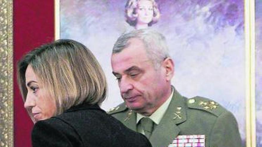 La ministra Chacón, junto al jefe del Estado Mayor del Ejército, general Coll.