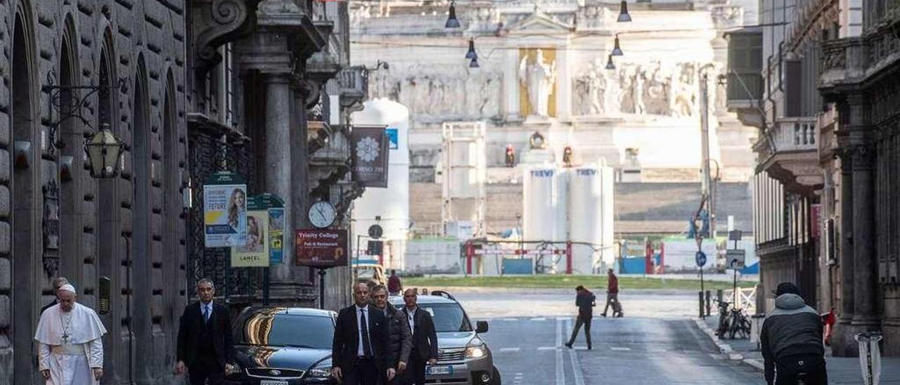 El Papa Francisco sale del Vaticano con su escolta para acercarse hasta la iglesia de Santa María la Mayor.