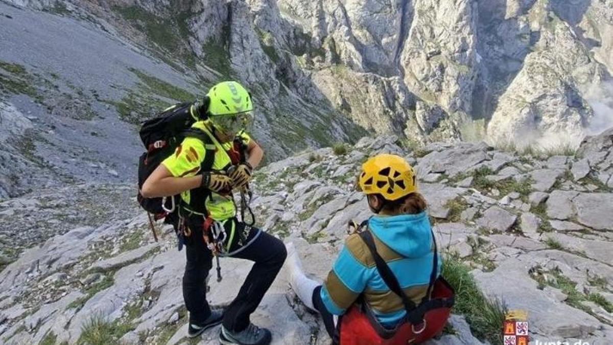 La enfermera rescatadora junto a la lesionada.