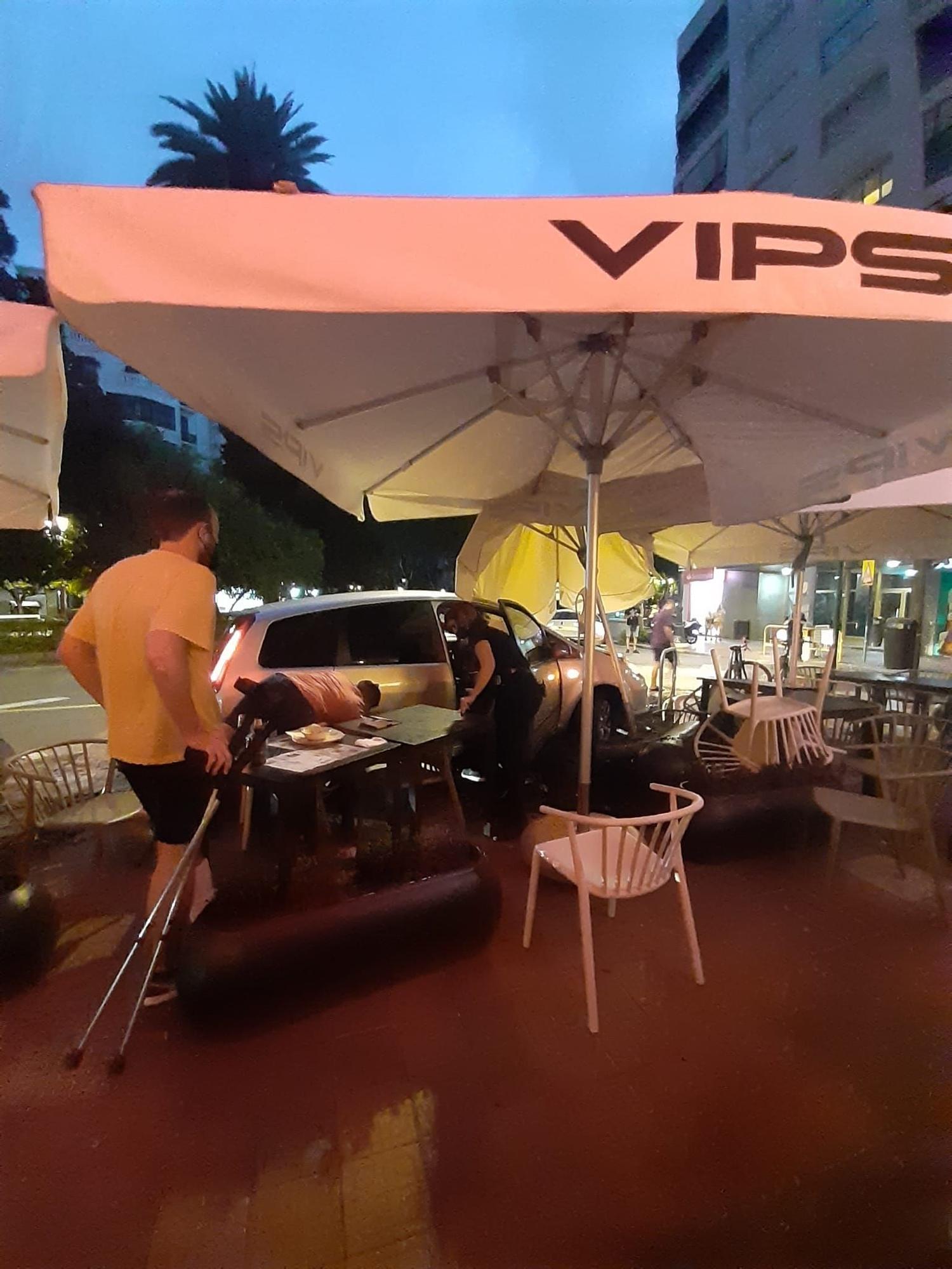 Un coche arrolla la terraza de un restaurante en la Gran Vía de València