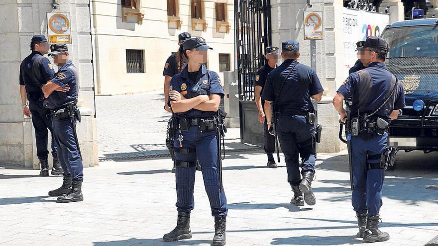 Agentes de la Policía Nacional durante el registro de la Diputación el 7 de julio de 2010.