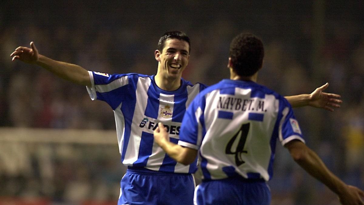Roy Makaay celebra un gol con Naybet