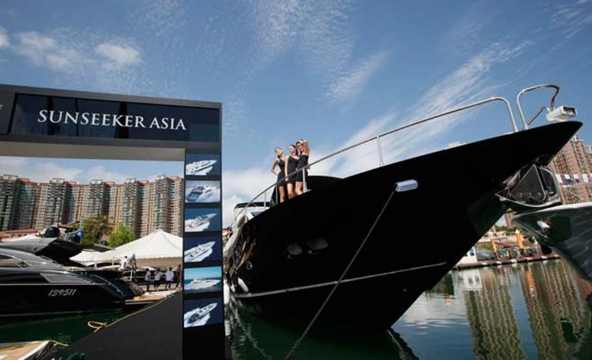Diverses models posen a bord d’una motora Sunseeker Predator 92 a la fira nàutica de Hong Kong.