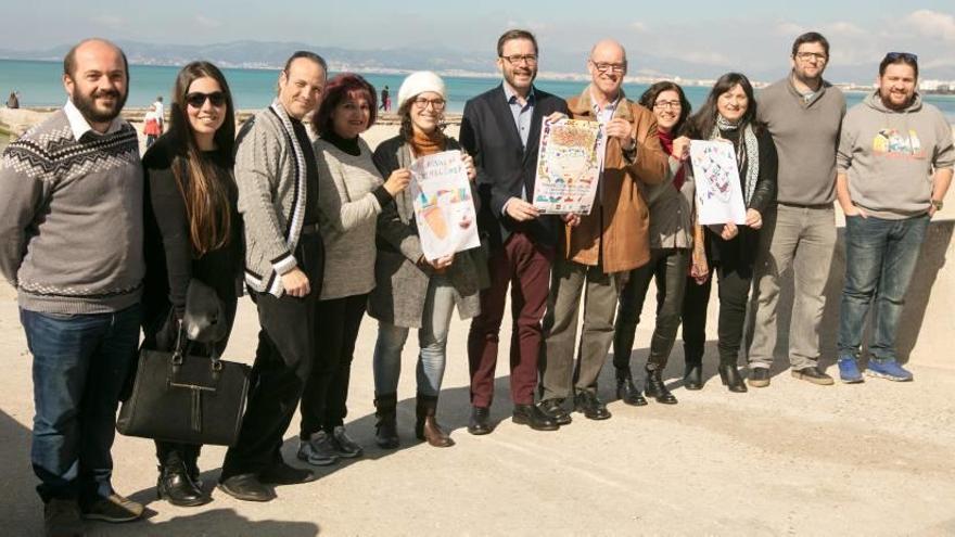 Los alcaldes José Hila y Bernardí Vives, entre representantes vecinales, presentaron ayer la Rua de s&#039;Arenal del próximo sábado.