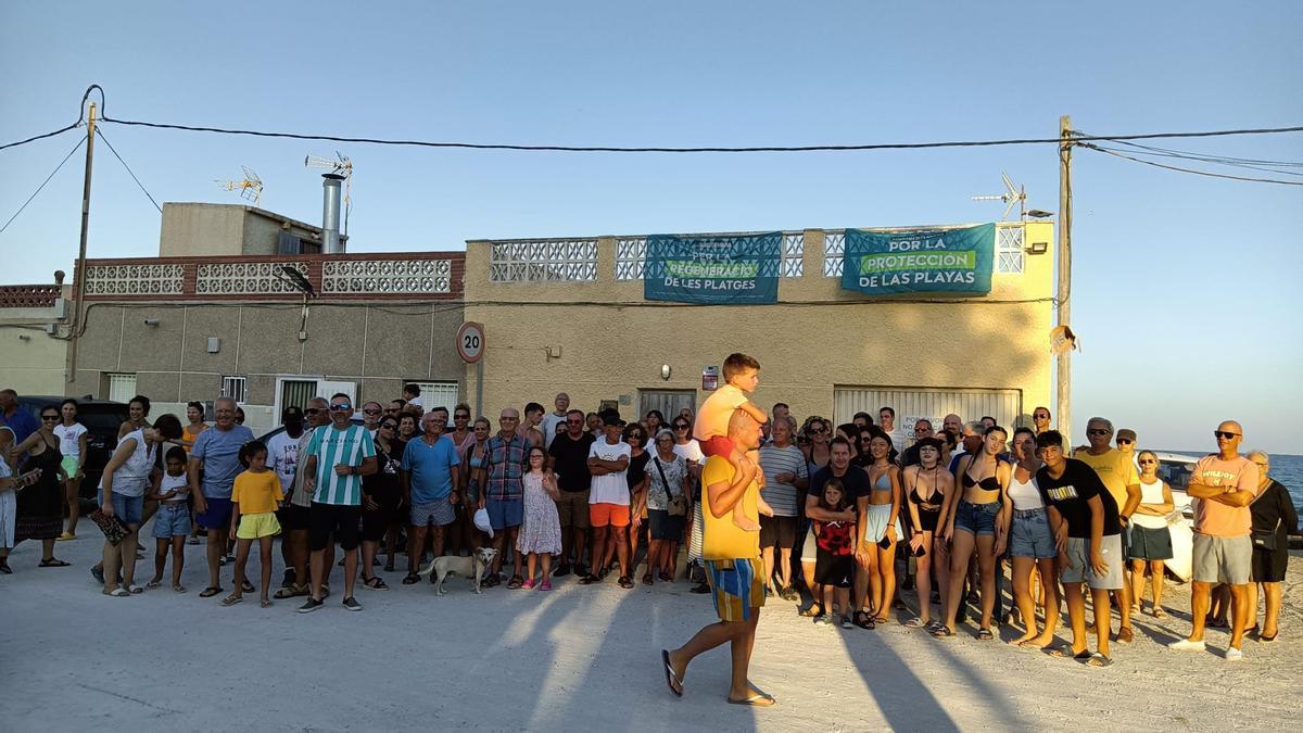 Vecinos concentrados en La Marina contra la pérdida de arena