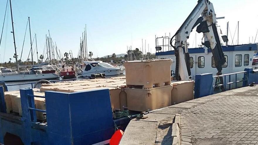 El barco encallado junto al dique en el puerto de Guardamar/ Foto M.J. Escobedo