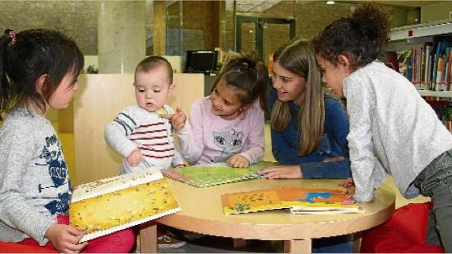 Nens a la sala infantil de la biblioteca Guillem de Berguedà de Puig-reig