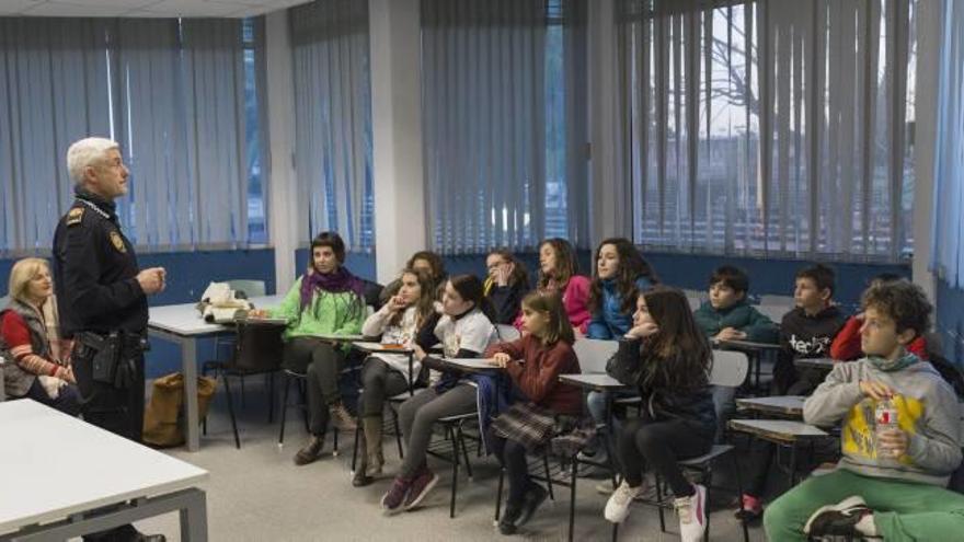 La Junta de la Infancia se reúne con la Policía por las heces caninas