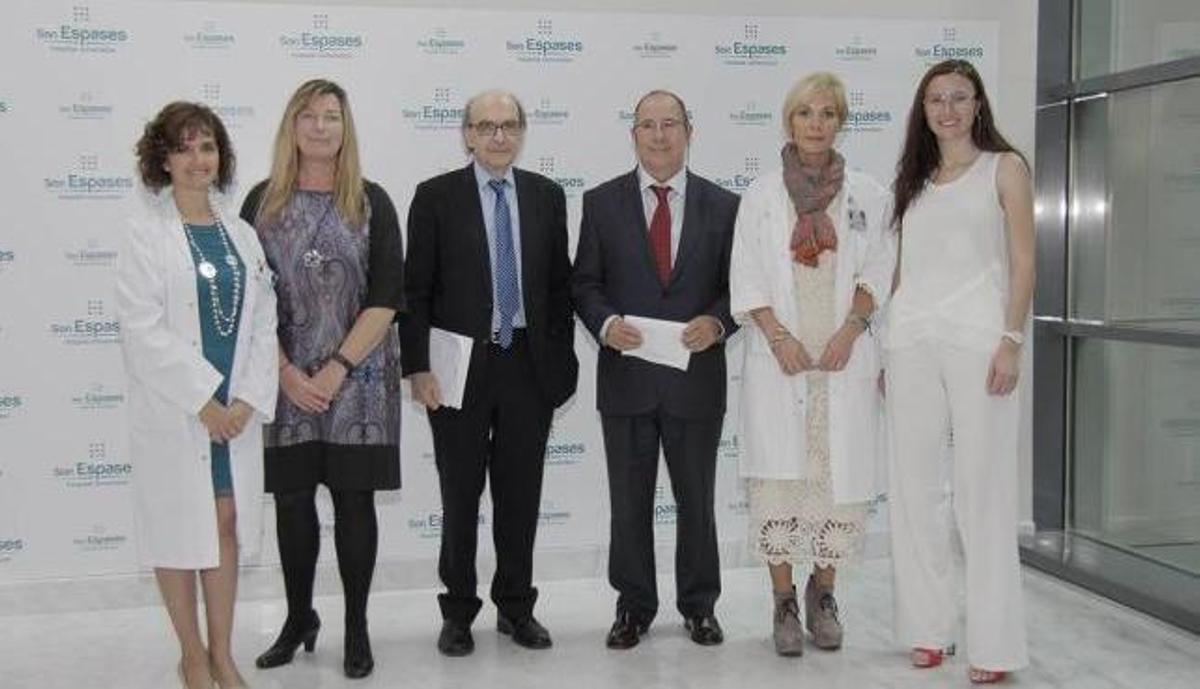 María Panelo, a la derecha, con las autoridades políticas y sanitarias.