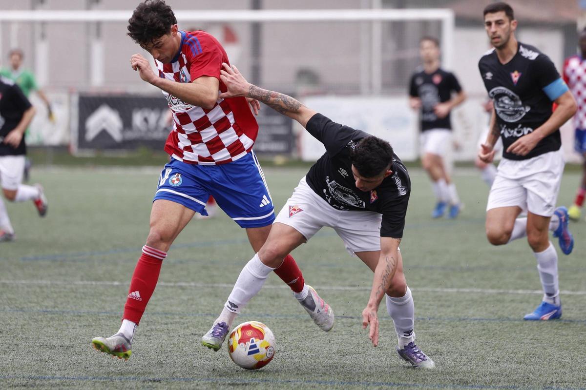El jugador del Llanera, Daniel González, a la izquierda, pelea un balón con Juan Steven, del Ceares, a la derecha de la imagen.