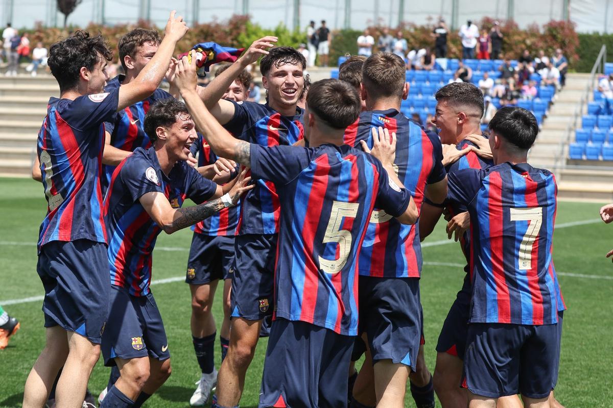 ¡Euforia absoluta! Así ha celebrado el Juvenil 'A' el título de Liga