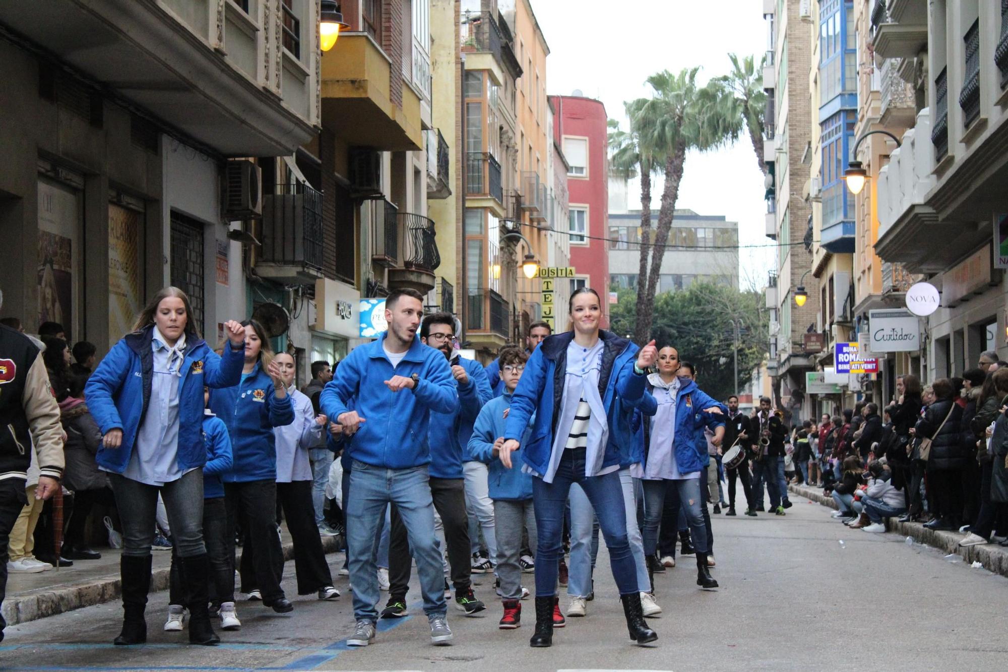 Las comisiones falleras llenan Alzira de música y baile en el desfile de pasodobles