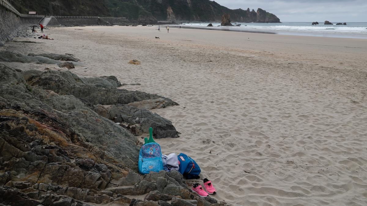 La playa de Aguilar, con el nivel de arena más bajo del normal, como se ve en el muro.