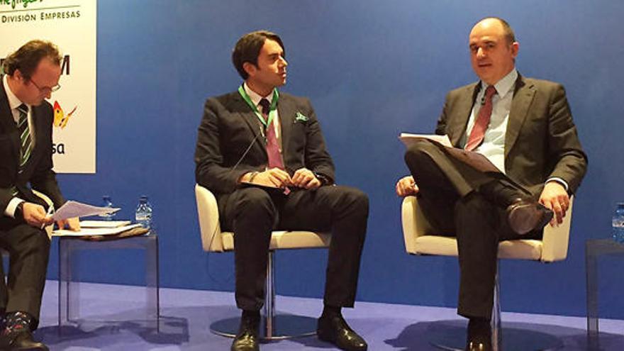 El alcalde (derecha) durante su intervención de ayer en Fitur.