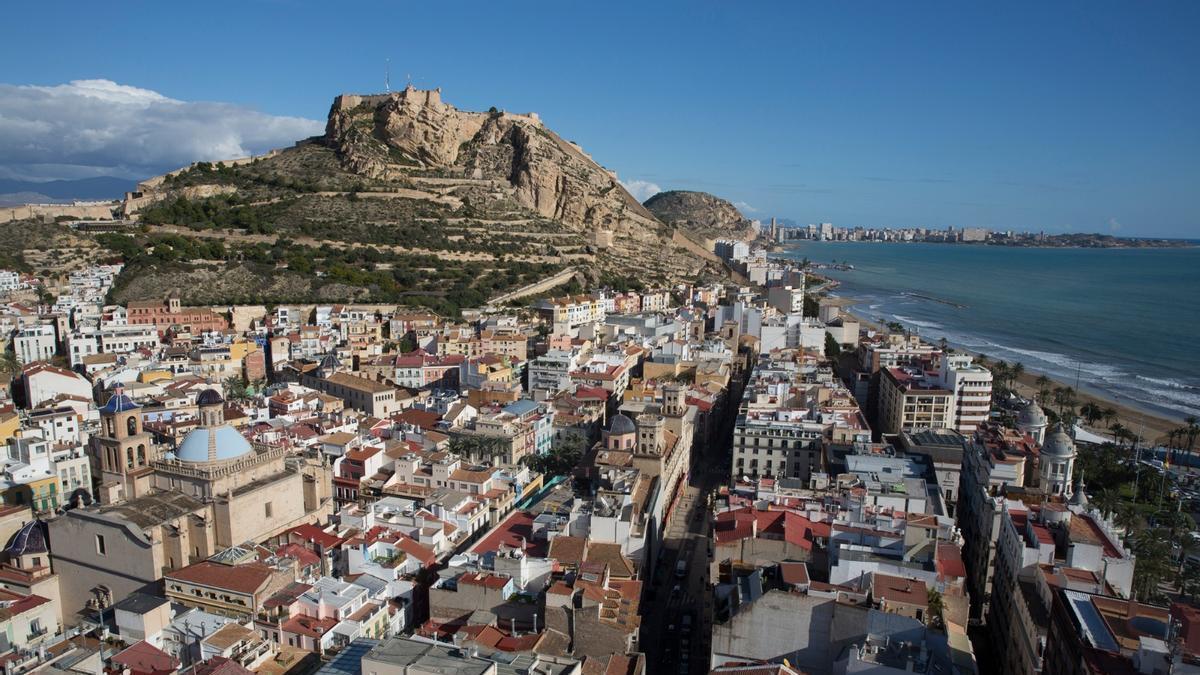 Imagen aérea de Alicante, con el castillo de Santa Bárbara de fondo