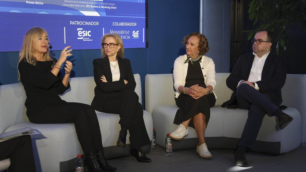 Belén Macías junto al resto de participantes de la segunda mesa redonda en el espacio de The Terminal Hub.