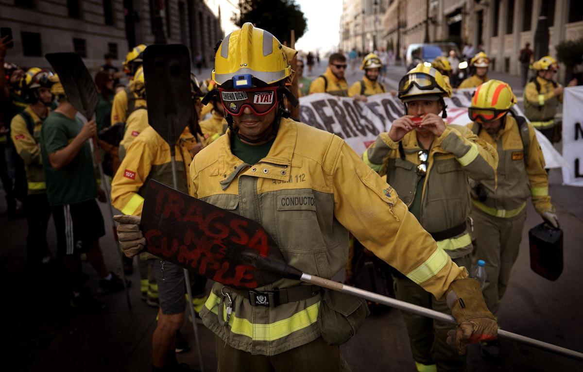 Concentración de bomberos forestales de la Comunidad de Madrid en el ministerio de Hacienda.