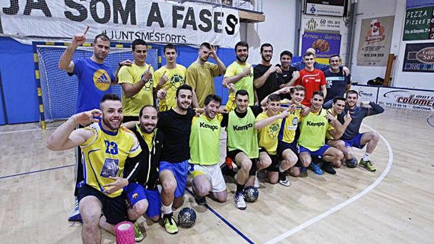 Els jugadors del Sarrià, fent pinya dimecres passat abans de viatjar a Avilés per afrontar la fase d&#039;ascens.