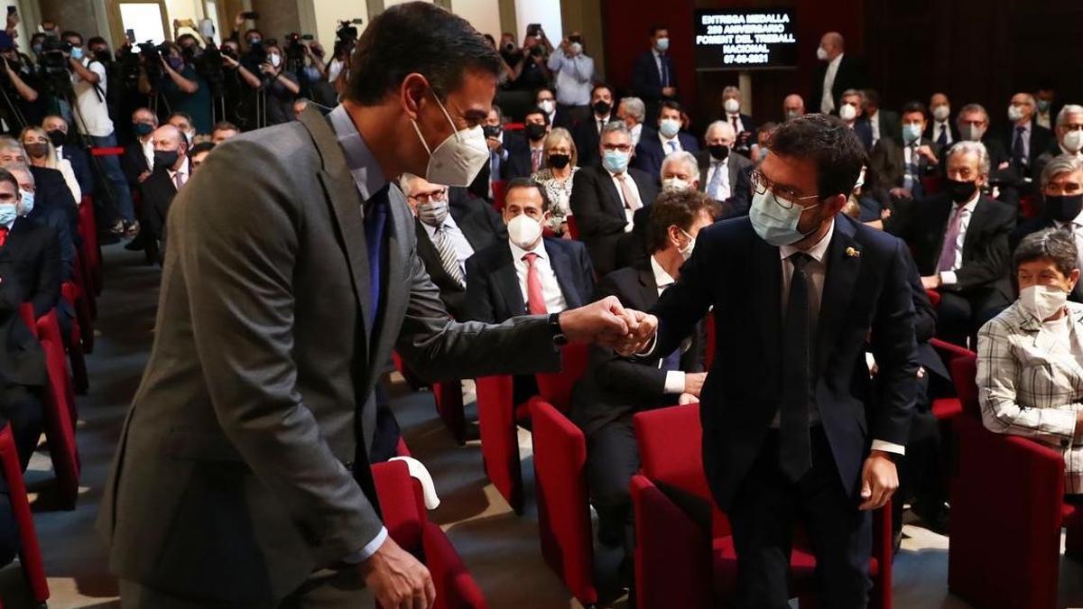 El presidente del Gobierno, Pedro Sánchez, y el president de la Generalitat, Pere Aragonès.