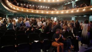 Docentes de los Servicios Territoriales del Barcelonès, este martes durante la formación en el Teatre Zorrilla de Badalona.