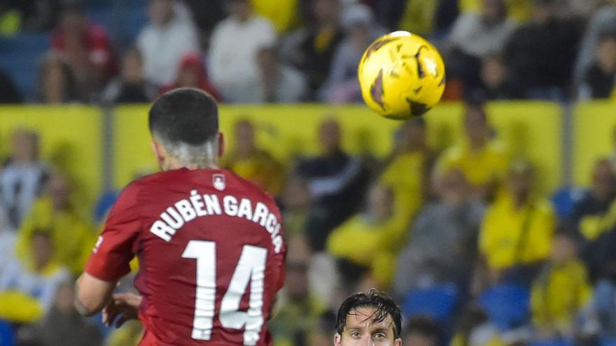 José Campaña golpea el balón delante del osasunista Rubén García el día de su debut. | | ANDRÉS CRUZ