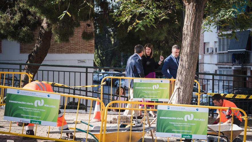 Los concejales de Urbanismo, Carmen Casero; de Economía, Hacienda y Fondos Europeos, Carlos Conde; y del distrito de Ciudad Jardín, Avelino Barrionuevo; en la calle María de Zayas y Sotomayor donde se realizan obras.