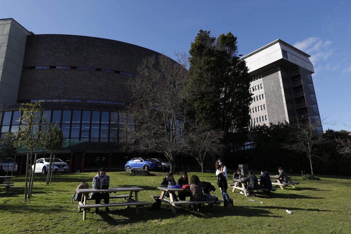 EDIFICIO DE LA FACULTAD DE MEDICINA DE LA UNIVERSIDAD DE OVIEDO