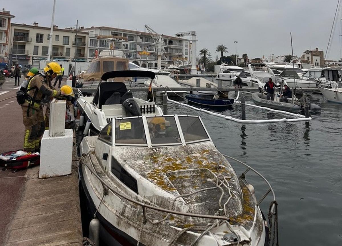 Los barcos abandonados suponen un peligro en los puertos por el riesgo de vertidos de combustible, aceites, y de incendio.