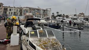 Los barcos abandonados suponen un peligro en los puertos por el riesgo de vertidos de combustible, aceites, y de incendio.