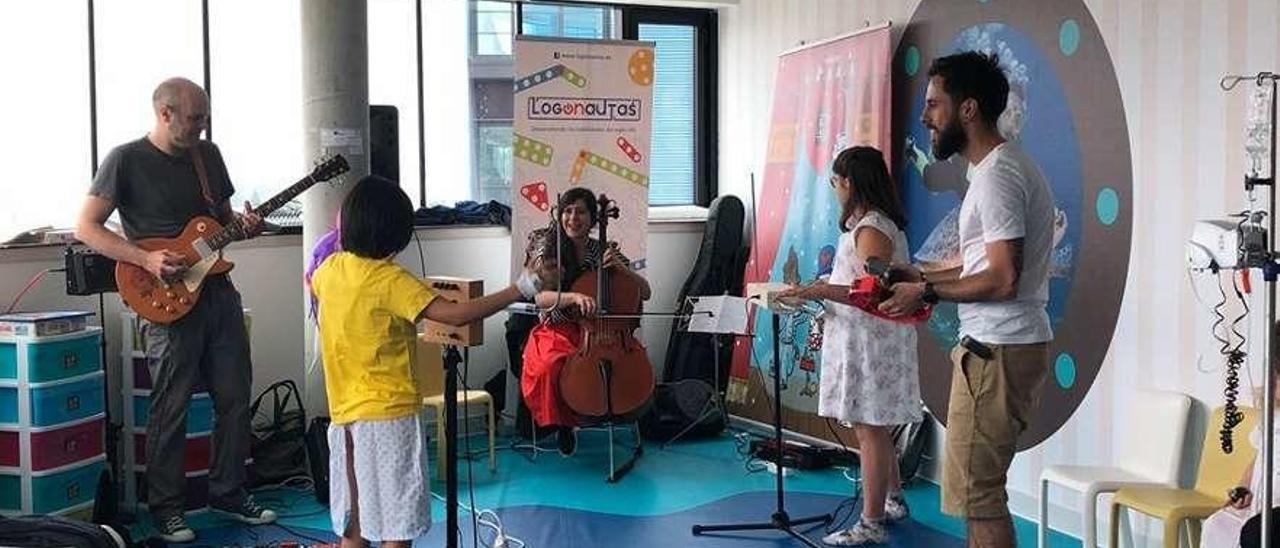 Actividad musical con niños del área de oncología del Hospital Álvaro Cunqueiro. // Cedida