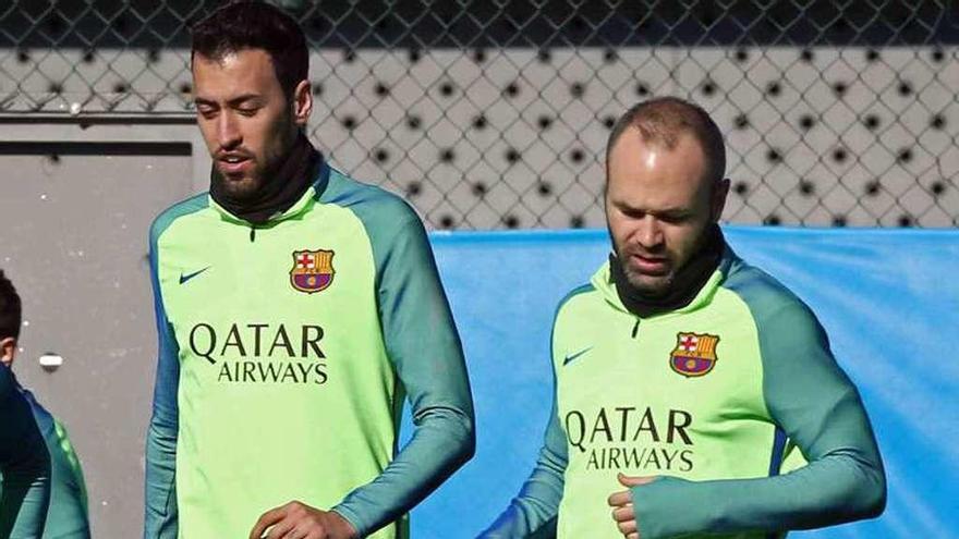 Busquets e Iniesta, durante la sesión de entrenamiento de ayer del Barcelona.