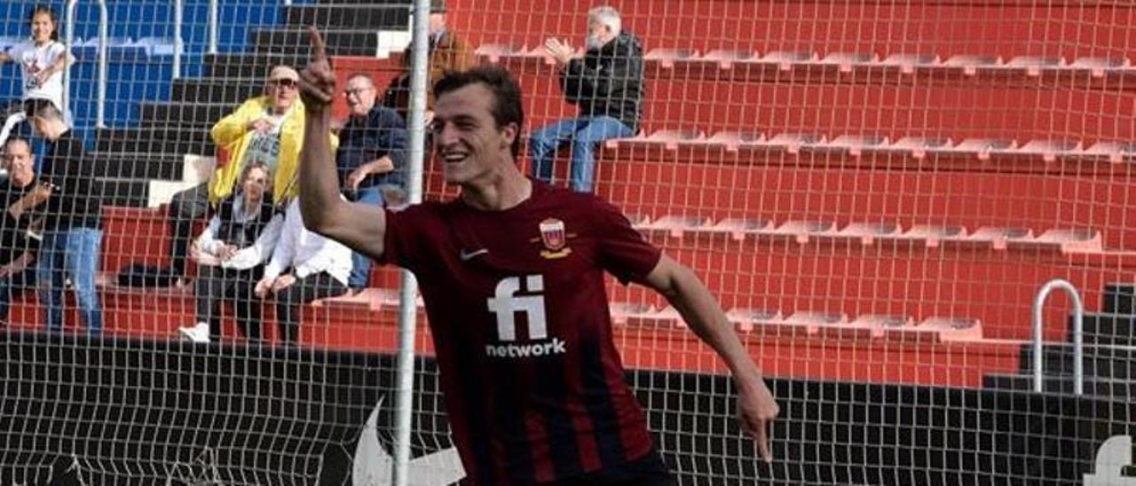 Pablo celebra uno de los dos goles que anotó ante el Toledo