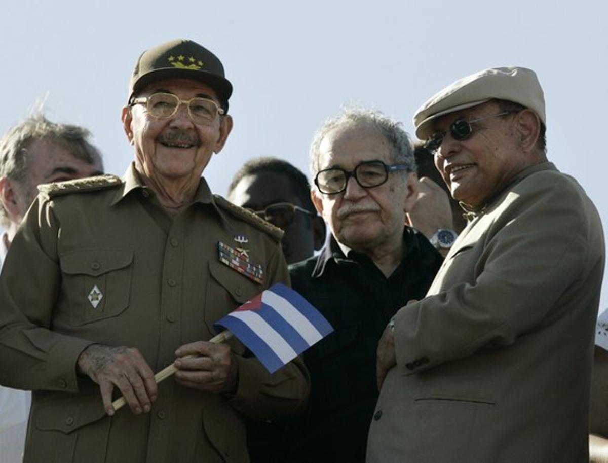 De izquierda a derecha, Raúl Castro, Gabriel García Márquez y el político y novelista nicaragüense Tomás Borge, en diciembre del 2006.