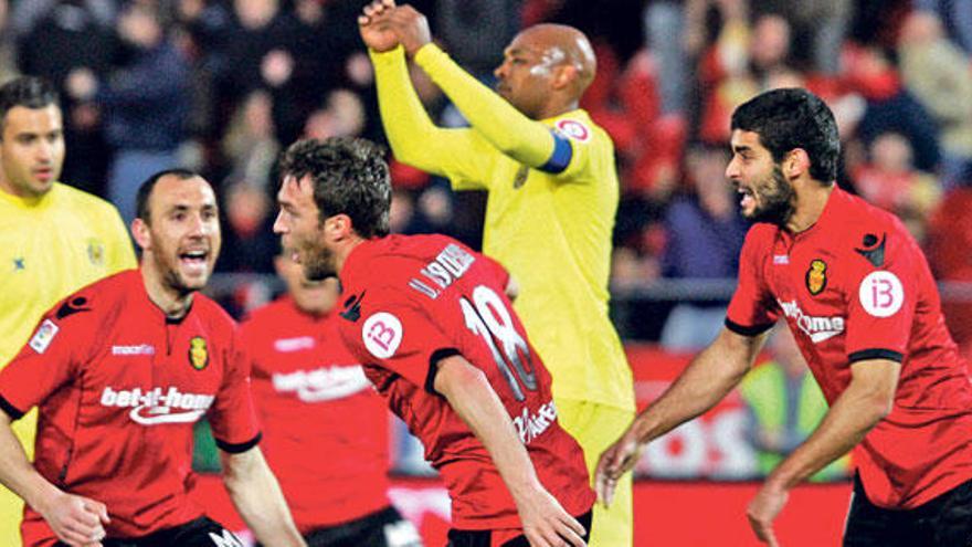 Ramis y Crespí se disponen a felicitar a Víctor al marcar el primer gol de la tarde, con Senna lamentándose.