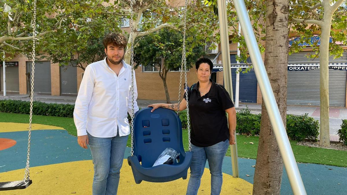 El futuro alcalde Alvaro Gonzalvo (Compromís) y Vanesa, madre de Ainara