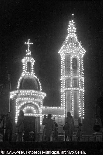 Capilla del Carmen, del arquitecto Aníbal González, iluminada durante la Velá de 1955.