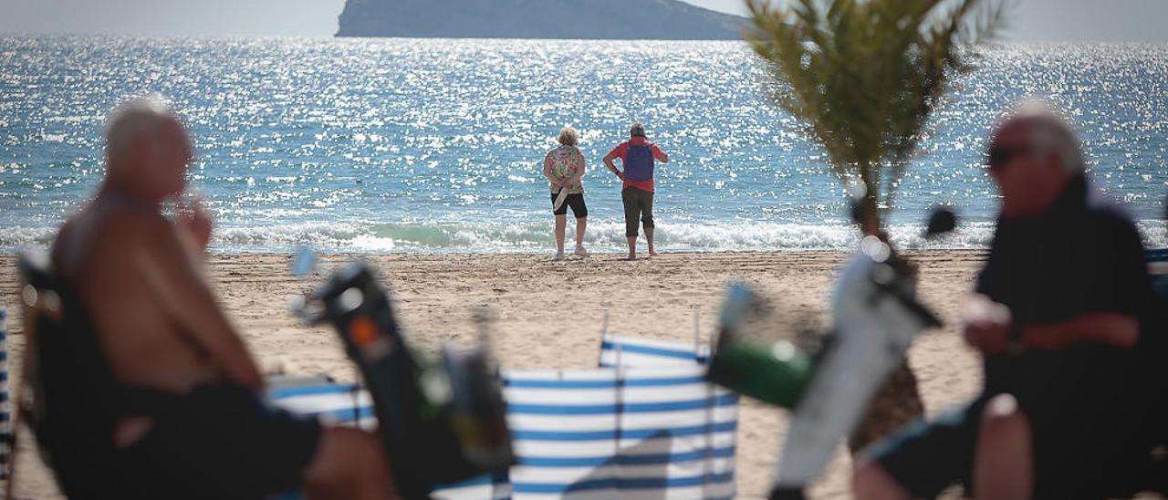 Algunos turistas paseando por Benidorm, donde los touroperadores nacionales siguen teniendo un peso importante