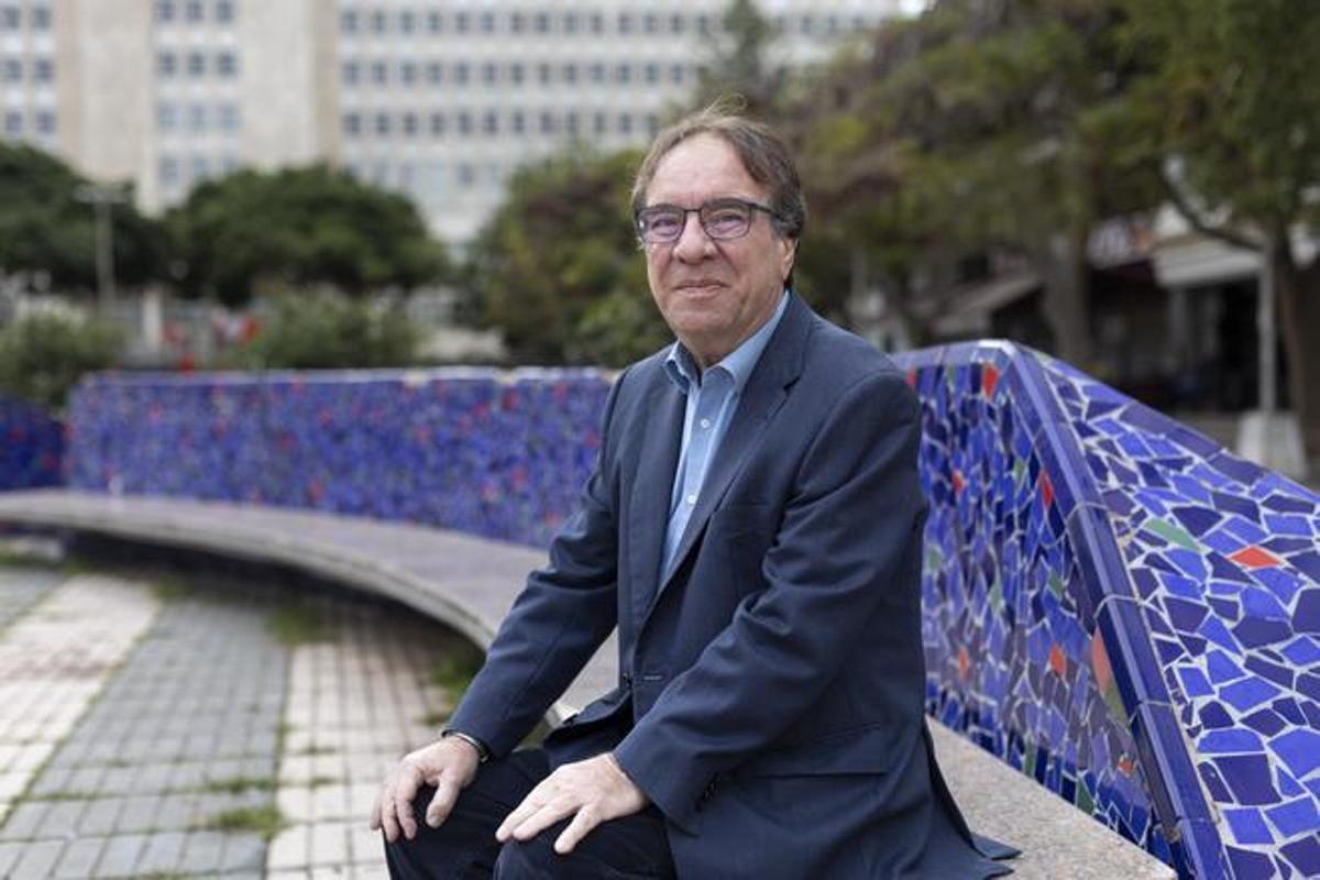 Amós García.