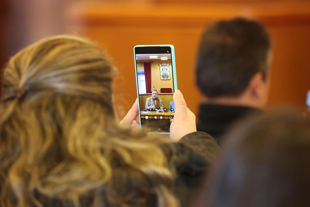 El alcalde de Oleiros celebra su absolución en el caso de la Casa Carniero