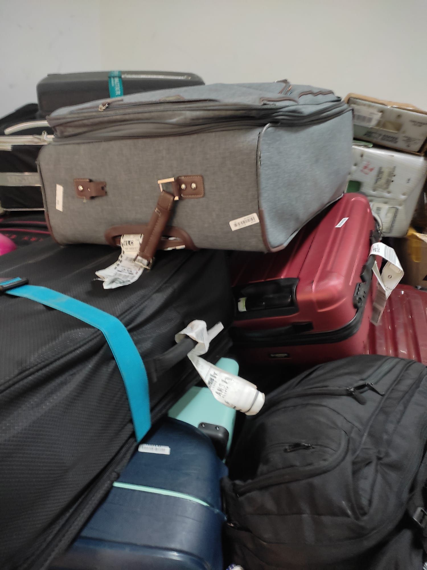Más de 300 maletas se están acumulando en un almacén del aeropuerto de Manises desde hace semanas