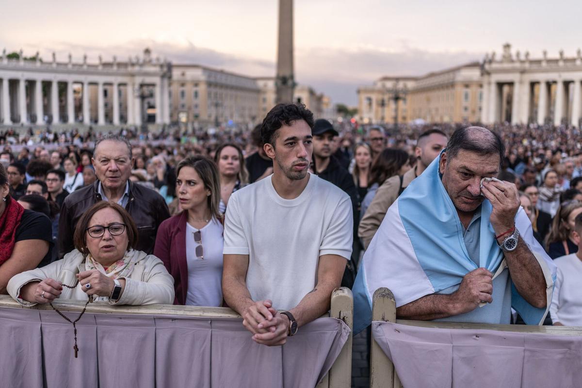 Fieles de todo el mundo asisten al rezo por el difunto Papa Francisco en la Plaza de San Pedro del Vaticano