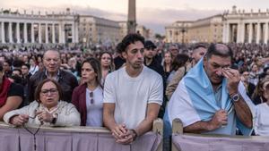 Fieles de todo el mundo asisten al rezo por el difunto Papa Francisco en la Plaza de San Pedro del Vaticano