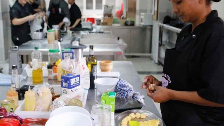 Una de las participantes comienza a cocinar el plato que presentará al concurso.